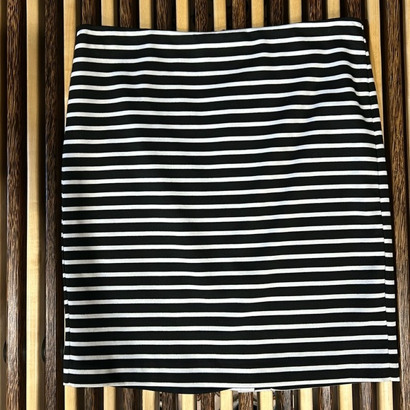 NWT Saks Fifth Avenue Black Label Skirt - Size 8 - Picture 1 of 5